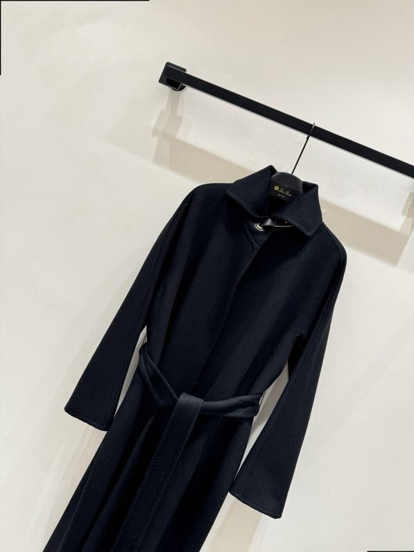 Long wool coat at минималистичном style фото 3