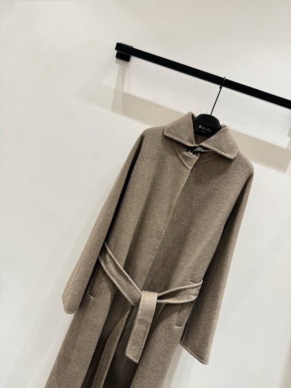 Long wool coat at минималистичном style фото 4