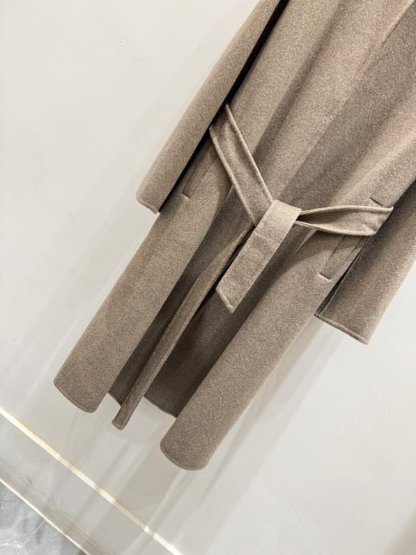 Long wool coat at минималистичном style фото 5