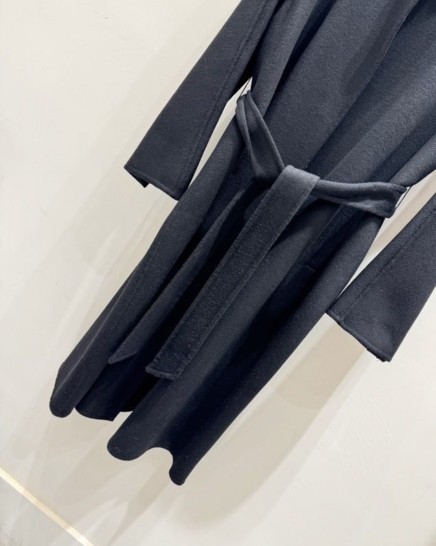 Long wool coat at минималистичном style фото 5