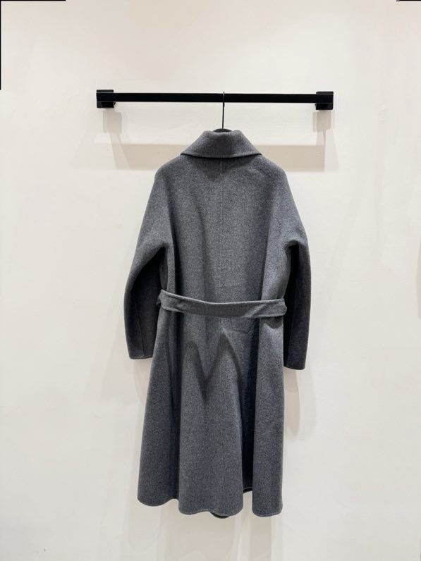 Длинное шерстяное пальто в минималистичном стиле фото 5