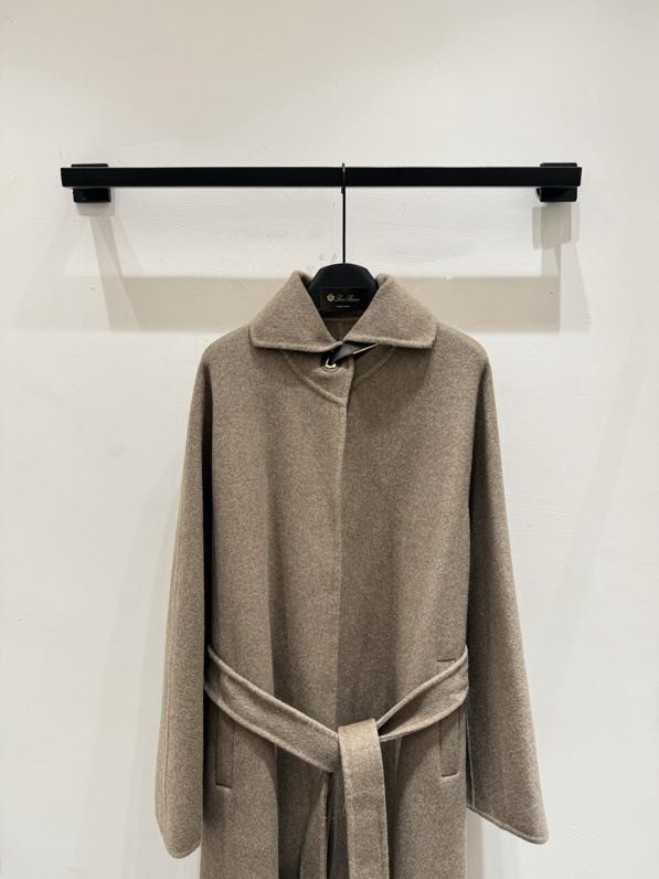 Long wool coat at минималистичном style фото 6