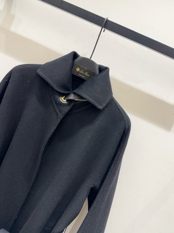 Long wool coat at минималистичном style фото 6