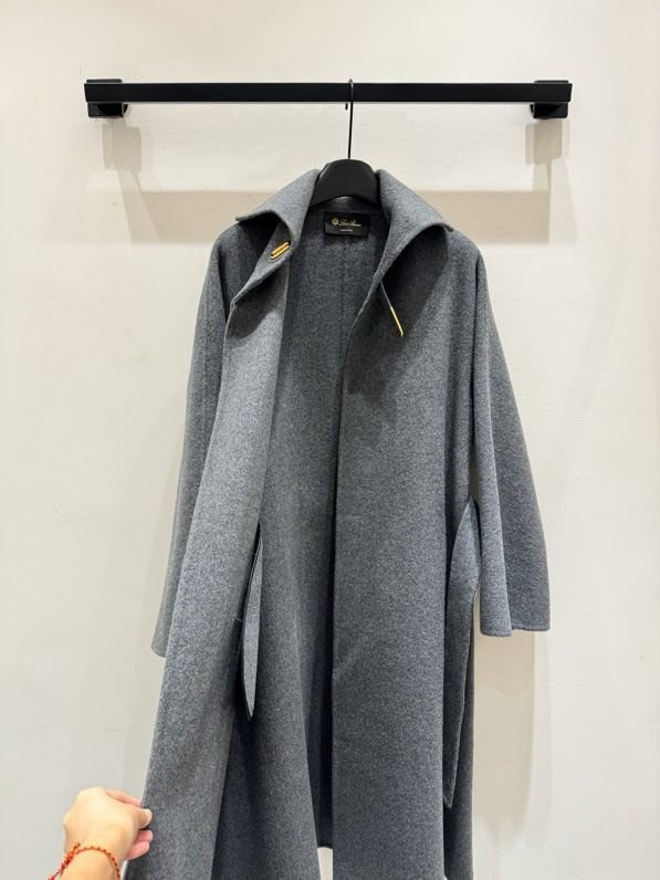 Длинное шерстяное пальто в минималистичном стиле фото 6