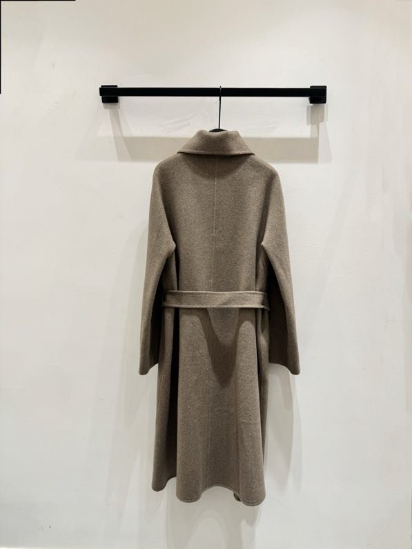 Long wool coat at минималистичном style фото 7