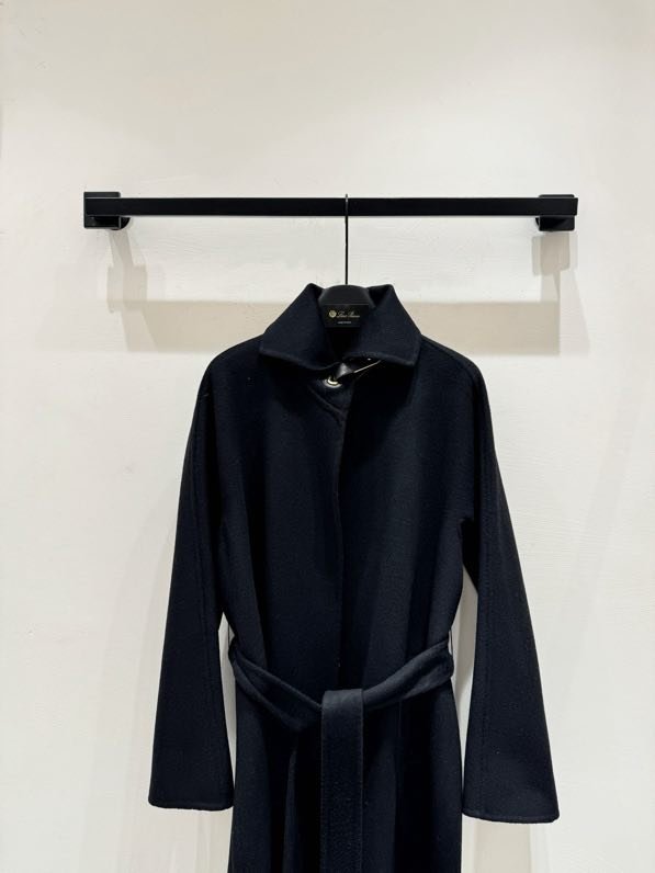 Long wool coat at минималистичном style фото 7