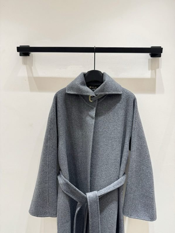 Длинное шерстяное пальто в минималистичном стиле фото 7