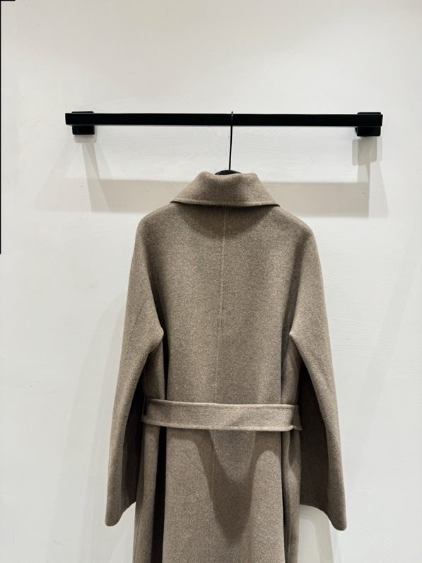 Long wool coat at минималистичном style фото 8