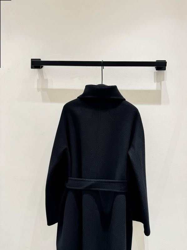 Long wool coat at минималистичном style фото 8