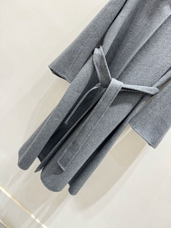 Длинное шерстяное пальто в минималистичном стиле фото 8