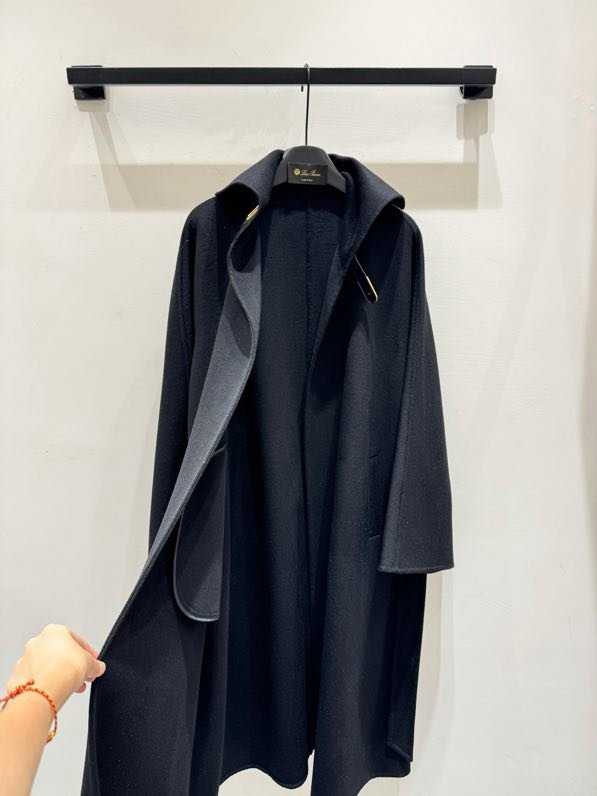 Long wool coat at минималистичном style фото 9