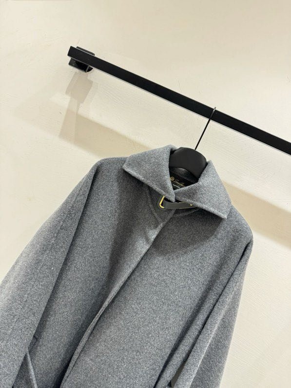 Длинное шерстяное пальто в минималистичном стиле фото 9
