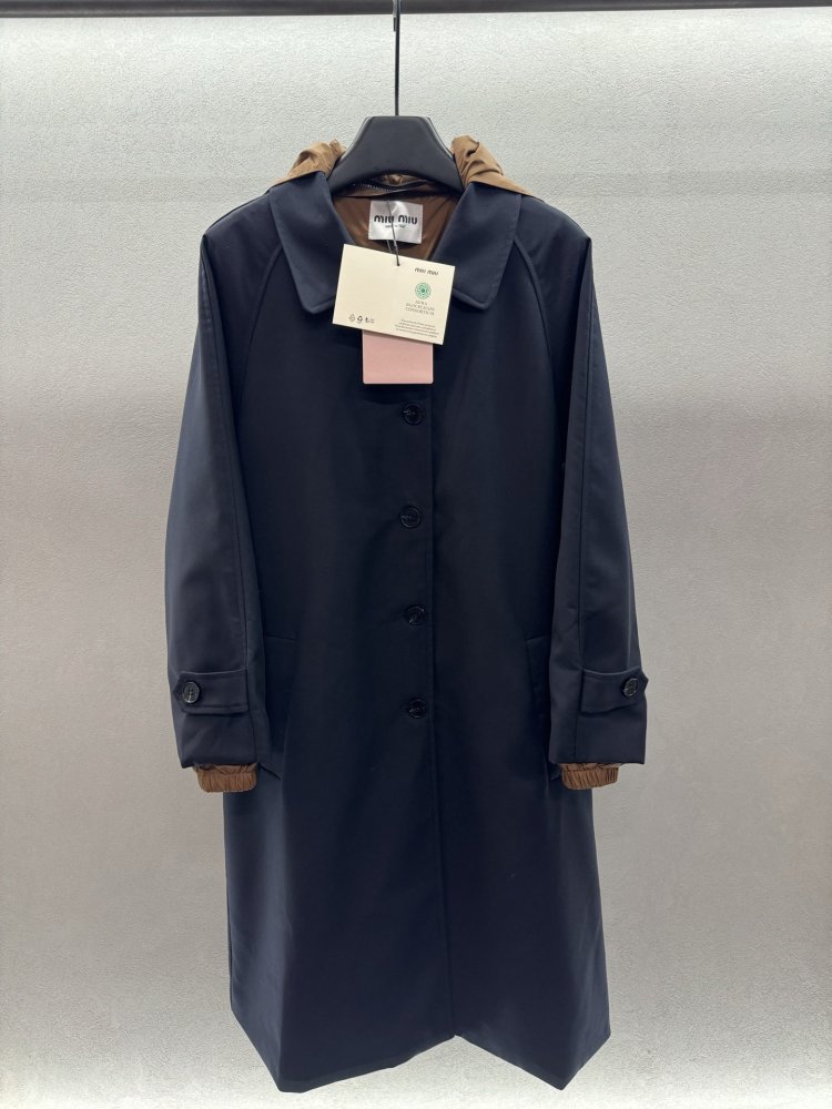 A long single-breasted trench coat фото 2