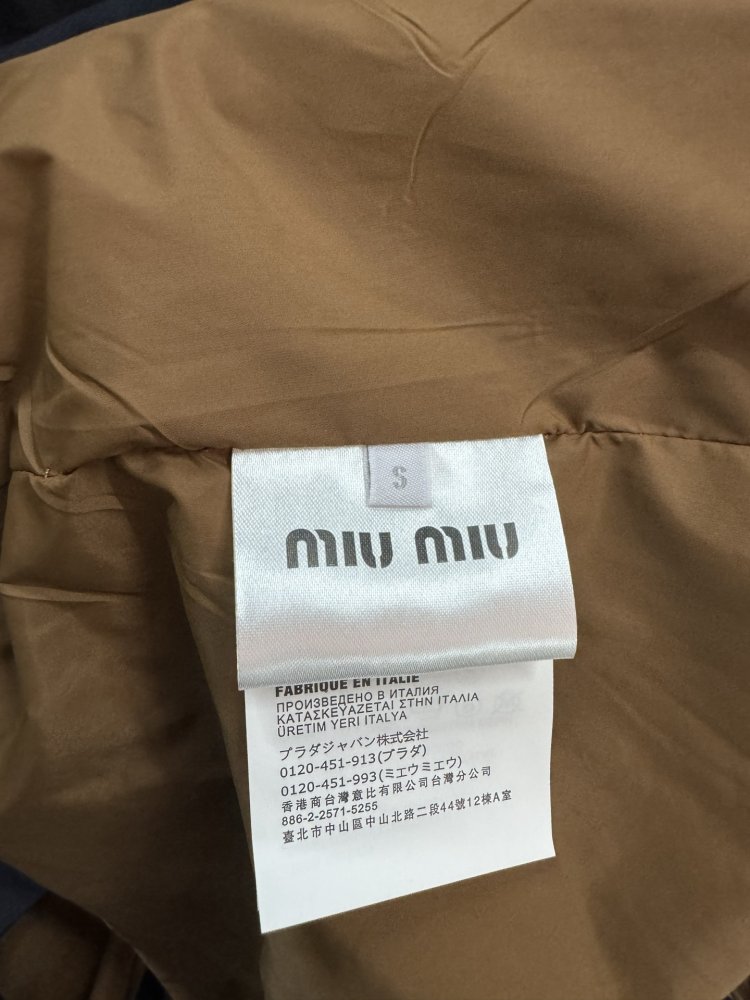 A long single-breasted trench coat фото 3