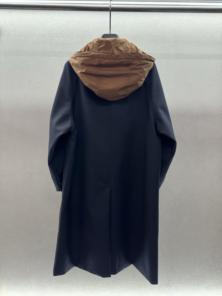 A long single-breasted trench coat фото 4