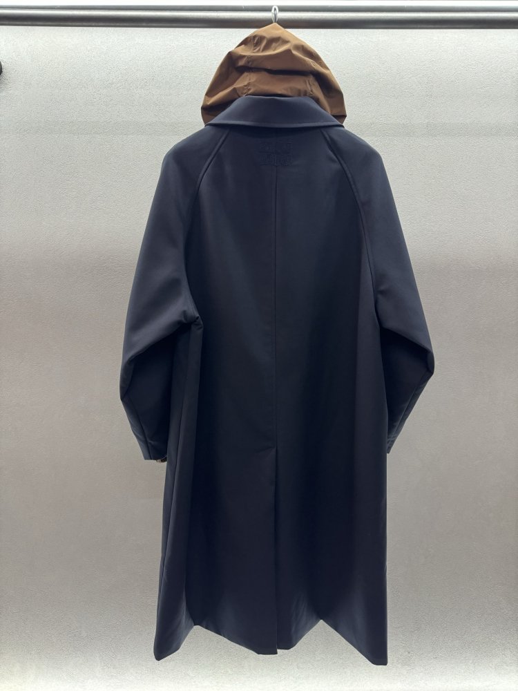 A long single-breasted trench coat фото 5