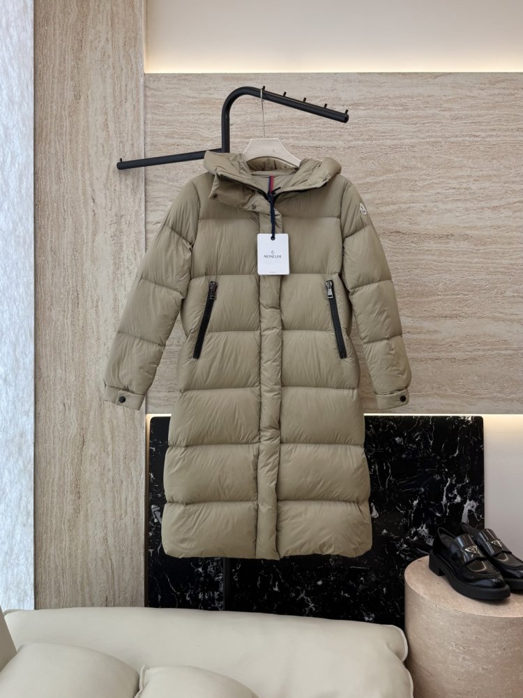 Длинный приталенный пуховик с боковой молнией