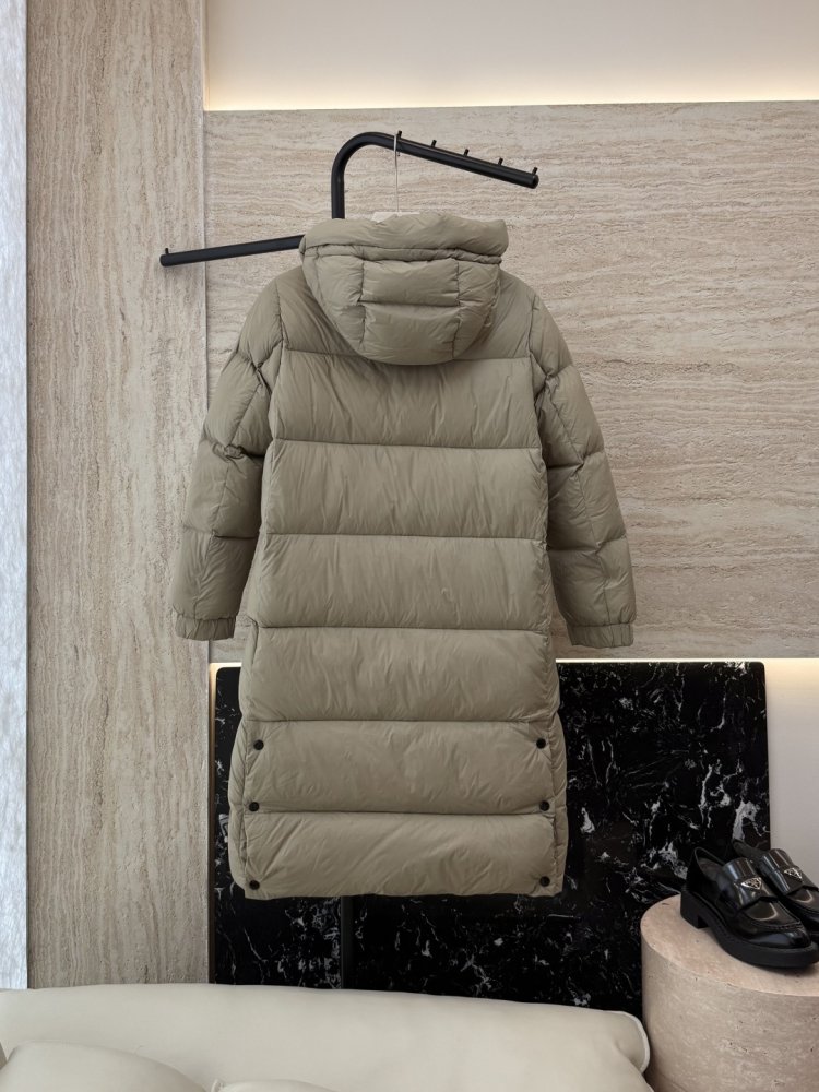 Длинный приталенный пуховик с боковой молнией фото 2