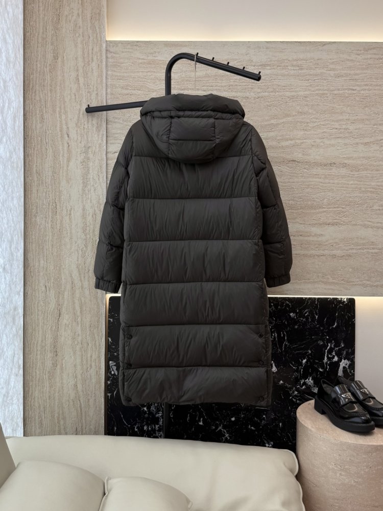 A long fitted Down jacket from side lightning фото 2