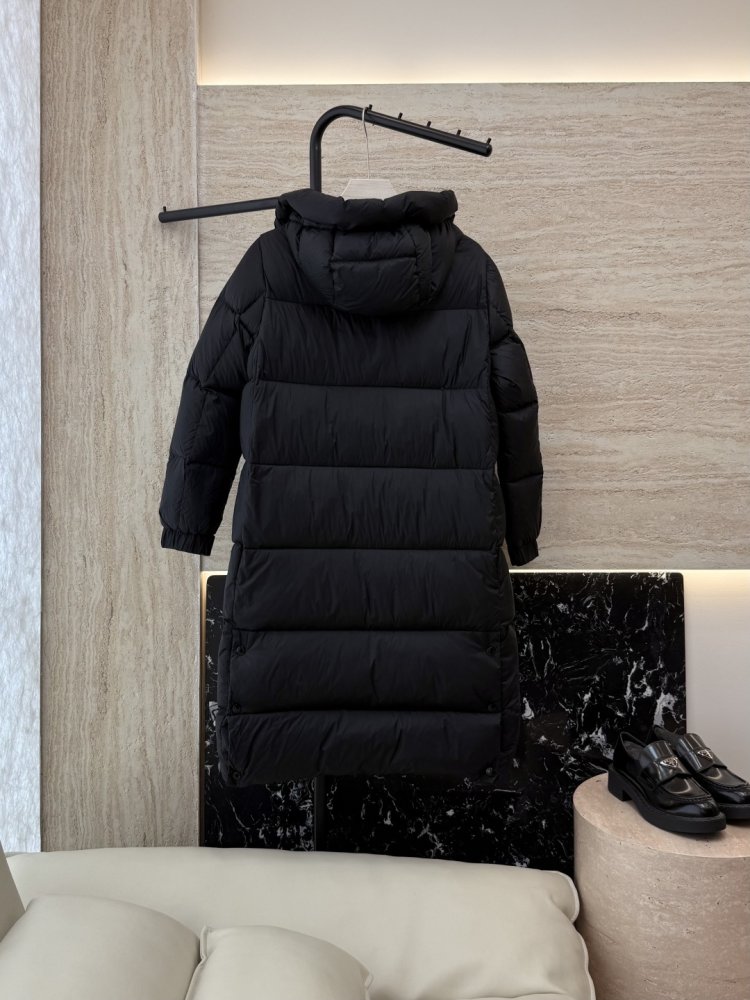 Длинный приталенный пуховик с боковой молнией фото 2