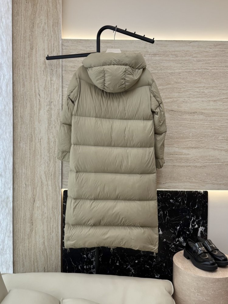 A long fitted Down jacket from side lightning фото 2