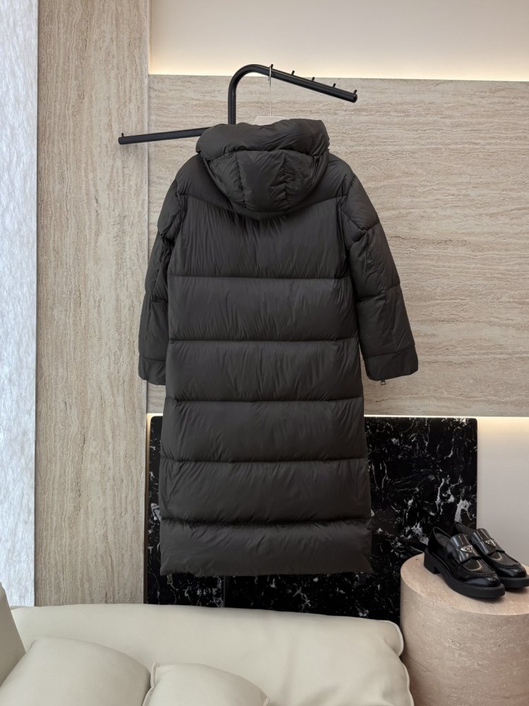 A long fitted Down jacket from side lightning фото 2