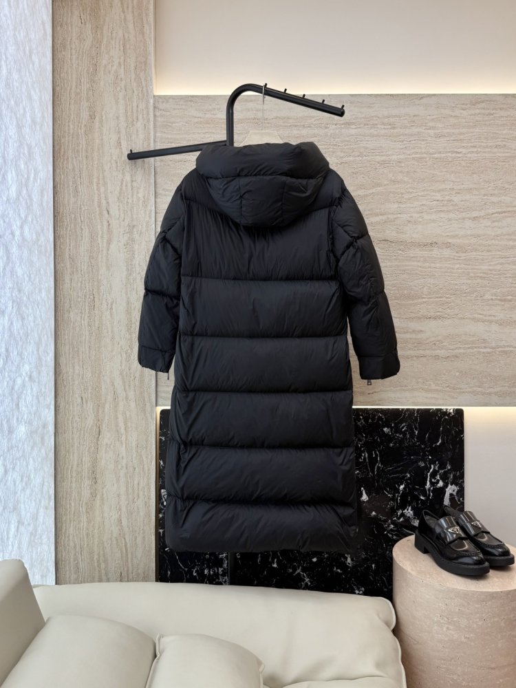 Длинный приталенный пуховик с боковой молнией фото 2