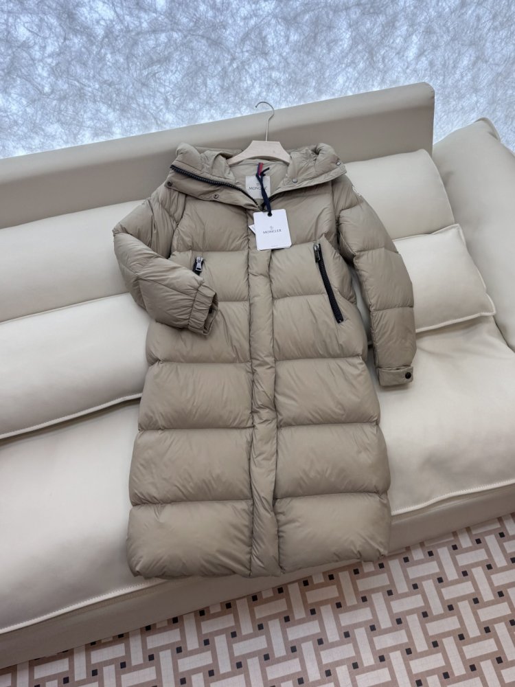 Длинный приталенный пуховик с боковой молнией фото 3