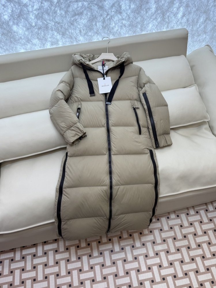 A long fitted Down jacket from side lightning фото 3