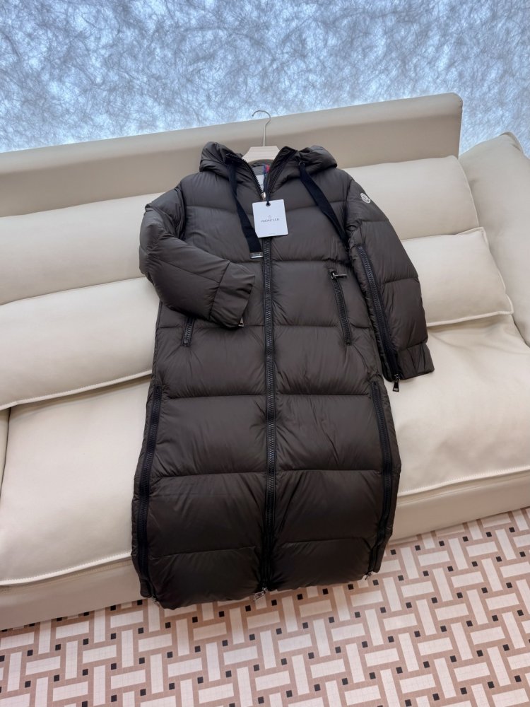 A long fitted Down jacket from side lightning фото 3