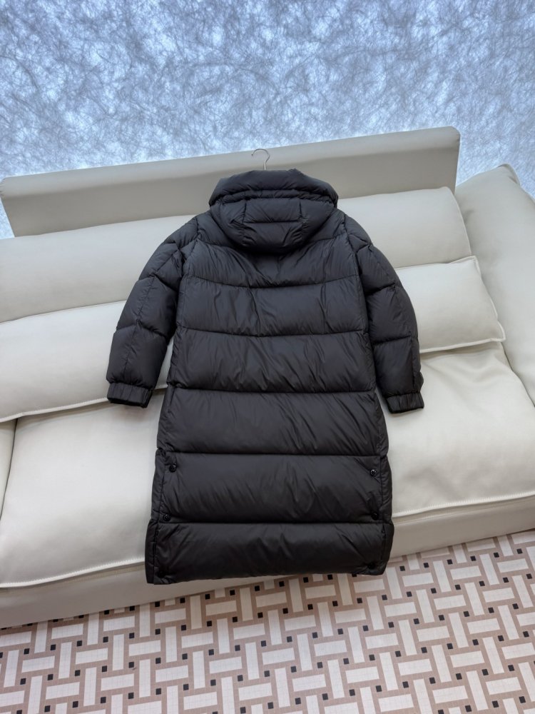 A long fitted Down jacket from side lightning фото 4