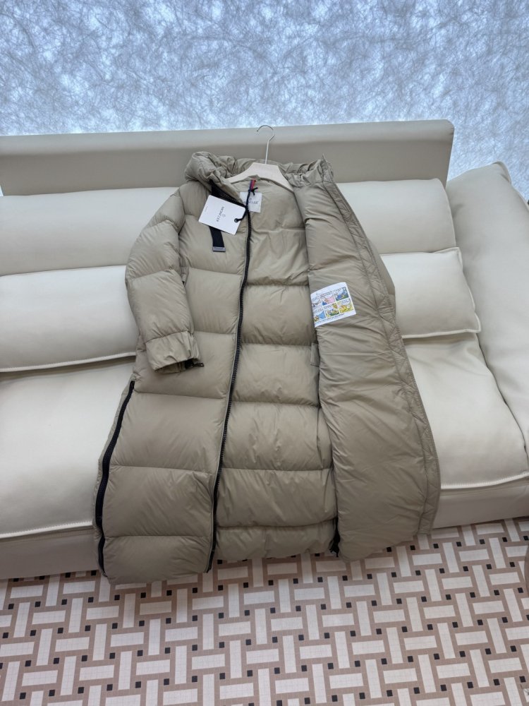 A long fitted Down jacket from side lightning фото 4