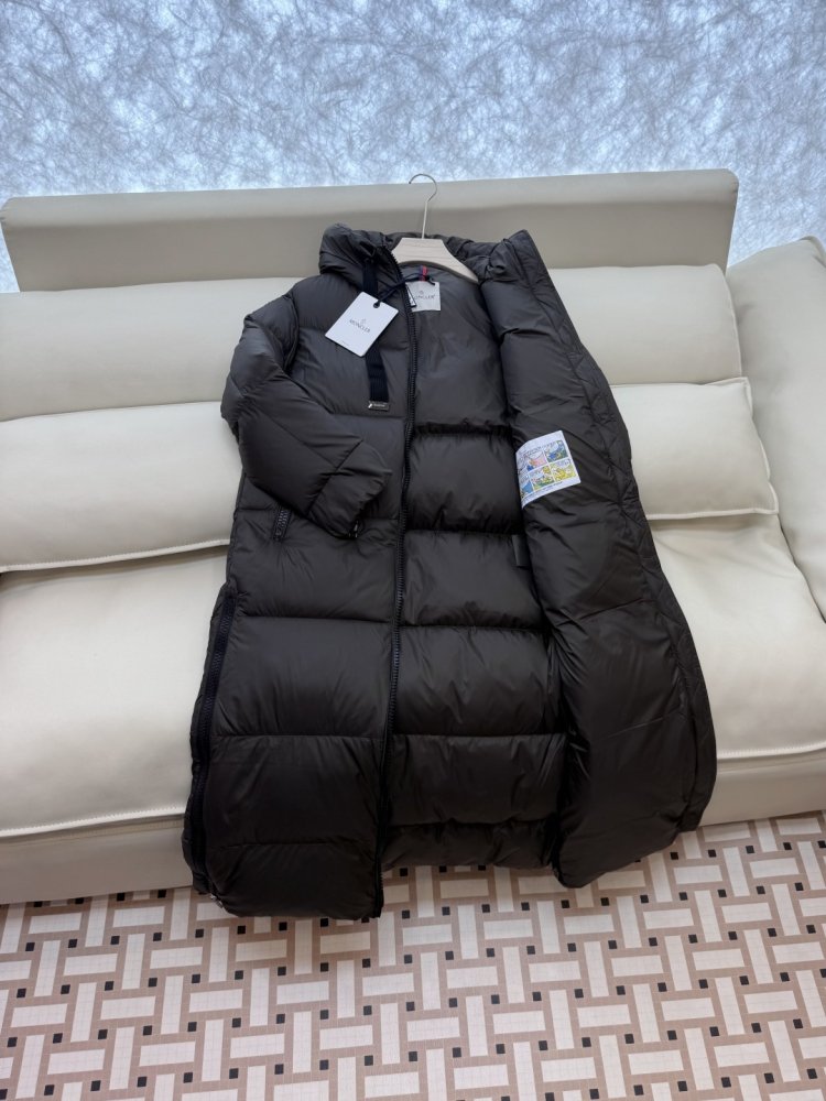 A long fitted Down jacket from side lightning фото 4