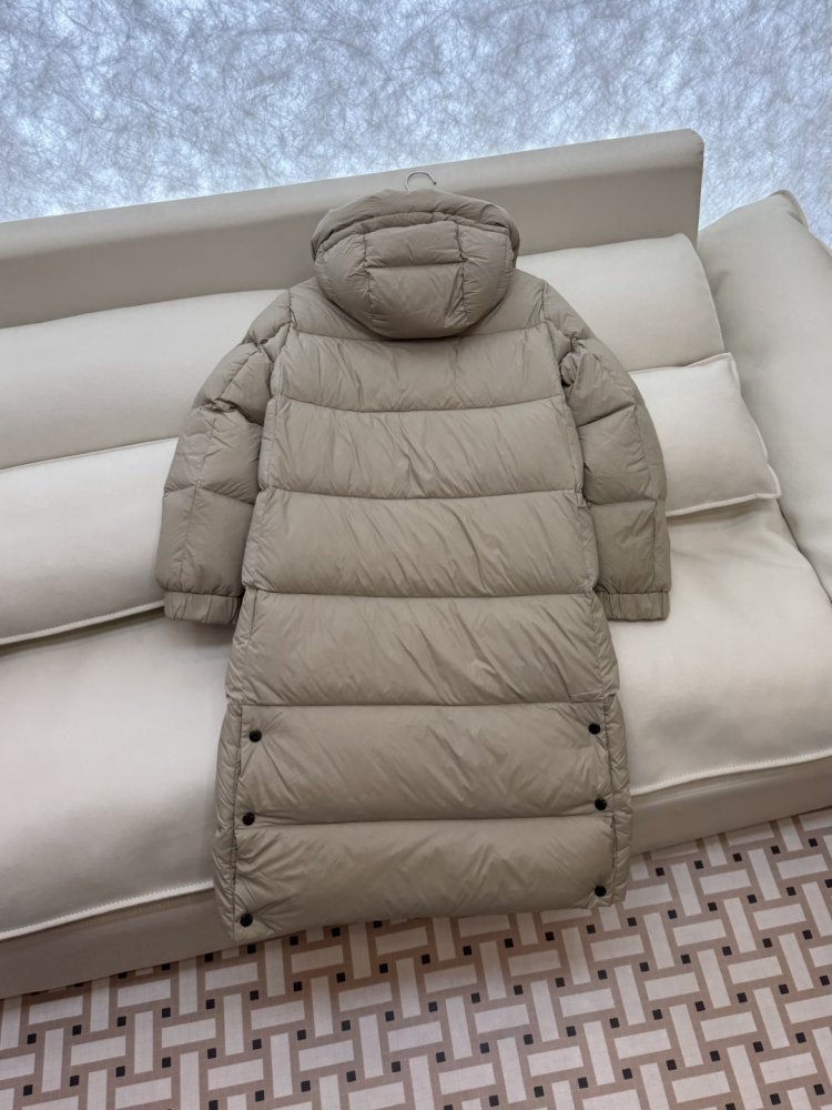 Длинный приталенный пуховик с боковой молнией фото 5