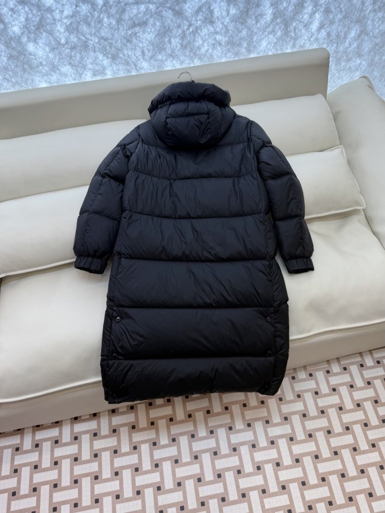 Длинный приталенный пуховик с боковой молнией фото 5