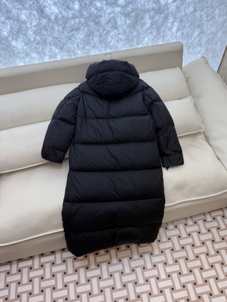 Длинный приталенный пуховик с боковой молнией фото 5