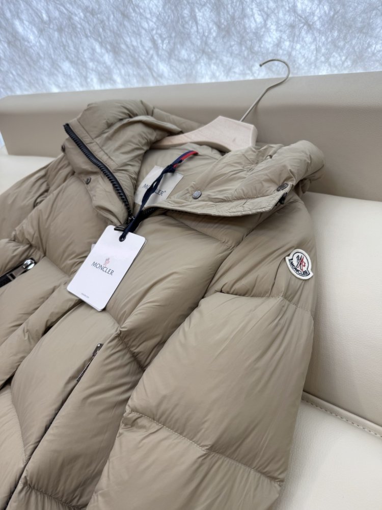 Длинный приталенный пуховик с боковой молнией фото 6