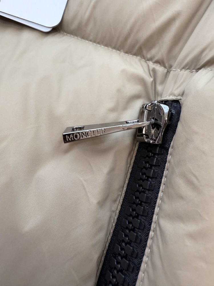 Длинный приталенный пуховик с боковой молнией фото 7