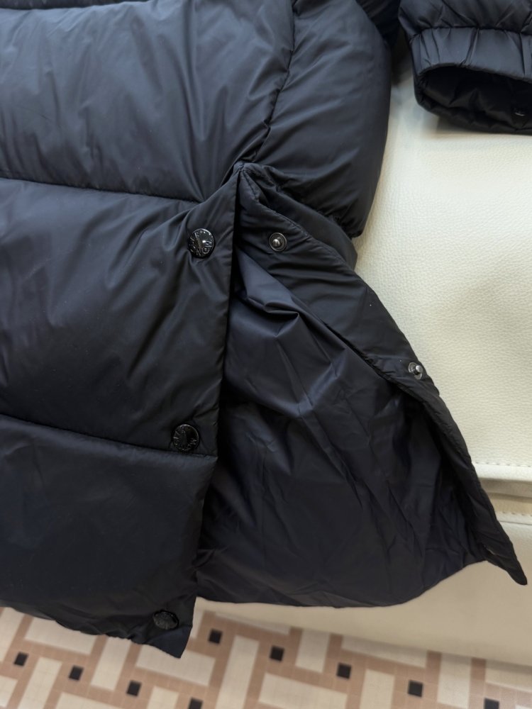 Длинный приталенный пуховик с боковой молнией фото 8