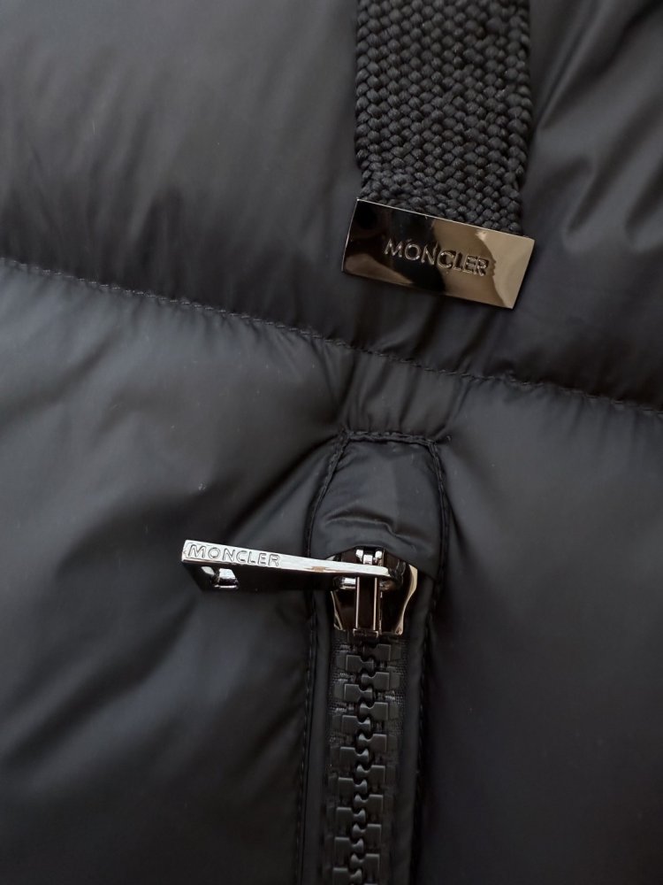 Длинный приталенный пуховик с боковой молнией фото 8