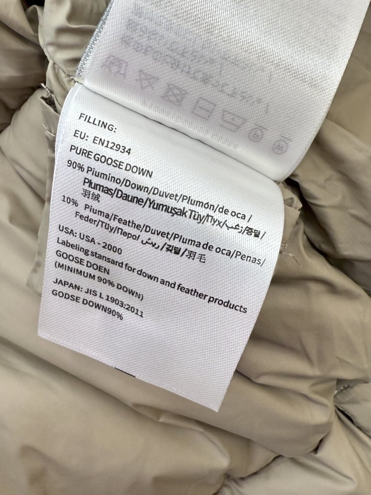 Длинный приталенный пуховик с боковой молнией фото 9