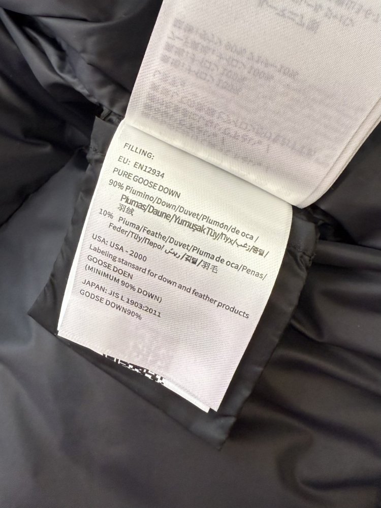 Длинный приталенный пуховик с боковой молнией фото 9