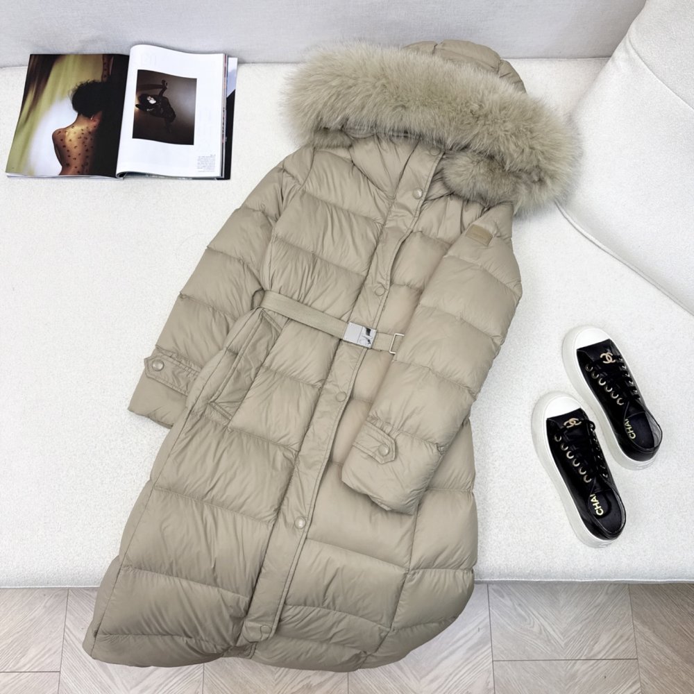 A long Down jacket from fur collar and hood