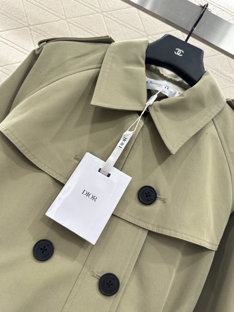 A long trench coat фото 3