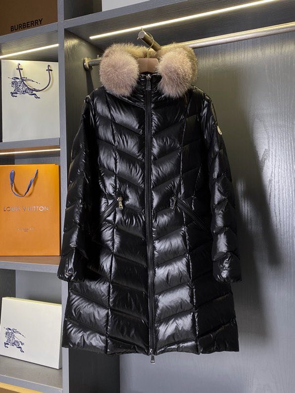 A long female Down jacket from collar of fox fur фото 2