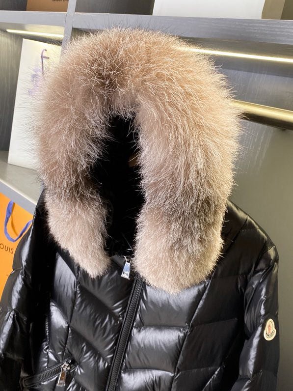 A long female Down jacket from collar of fox fur фото 3