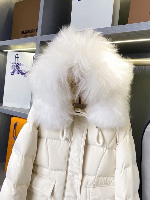 A long female Down jacket from collar of fox fur фото 3