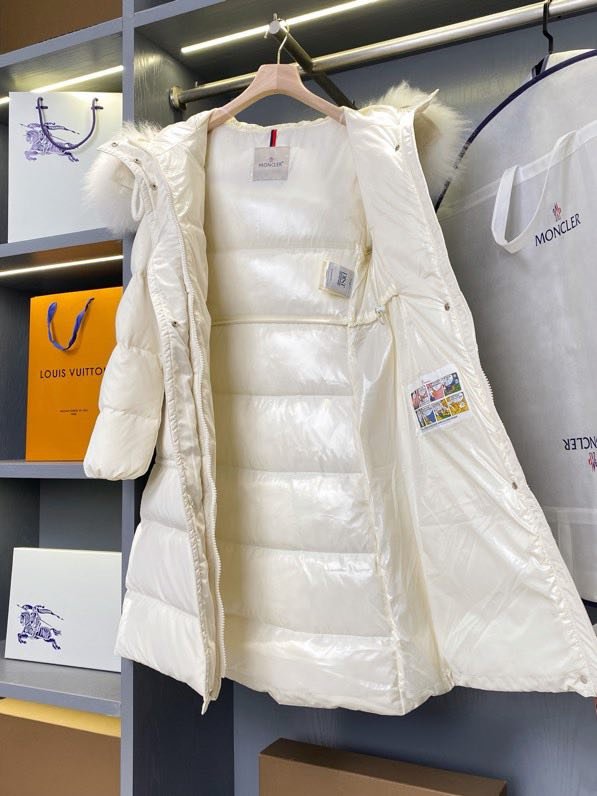 A long female Down jacket from collar of fox fur фото 7