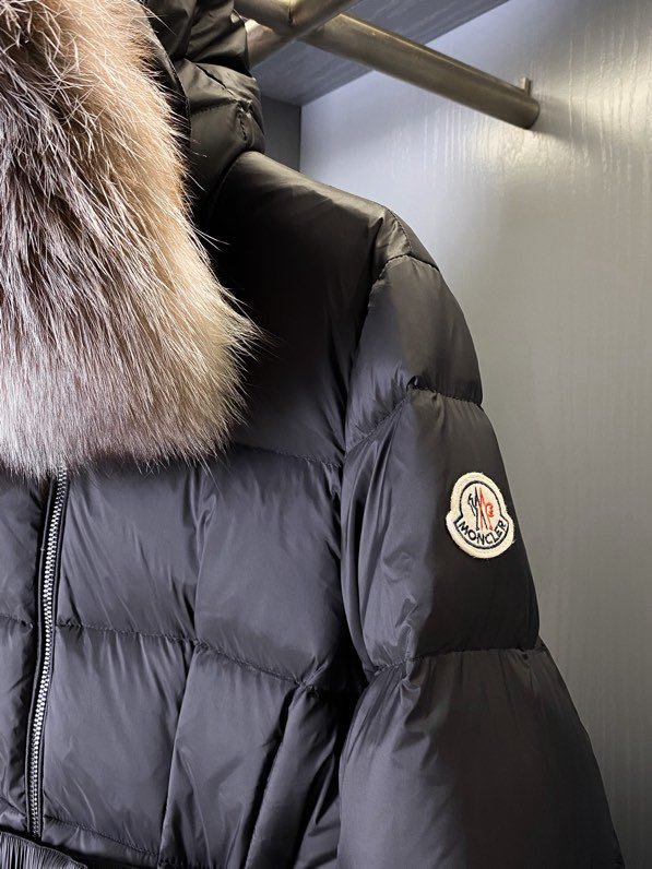 A long female Down jacket from collar of fox fur фото 8