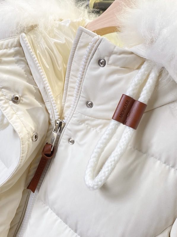 A long female Down jacket from collar of fox fur фото 8